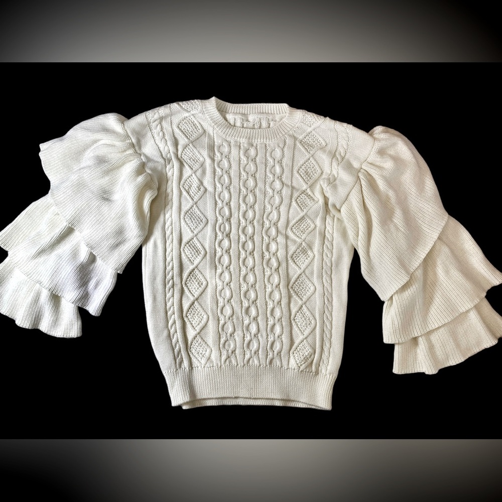 Trend | Modern cream/white cable knit sweater